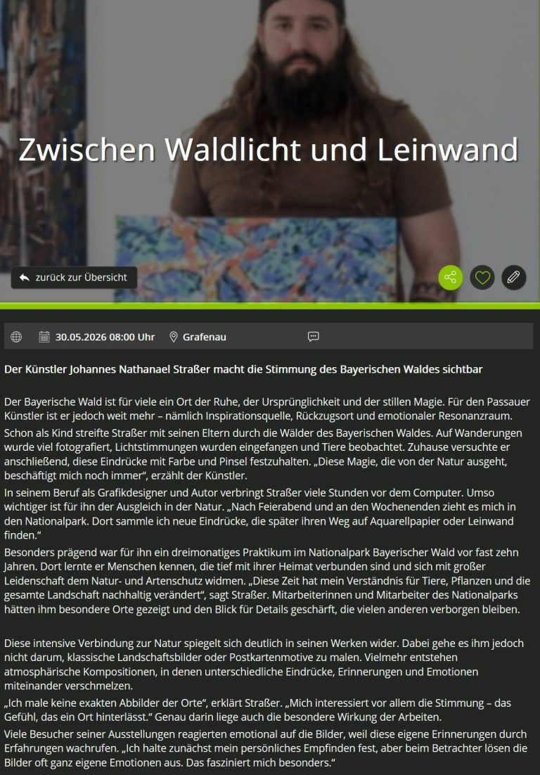 Johannes Straßer steht vor einer Leinwand und hält ein Kunstwerk.
