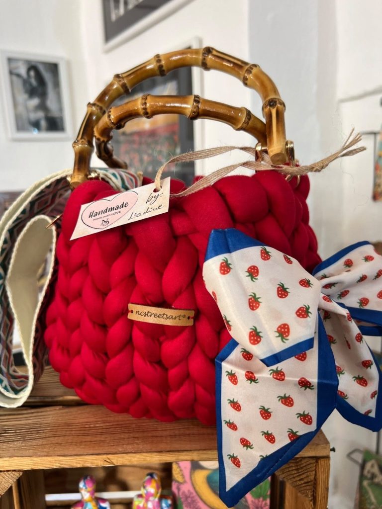 Handgemachte Tasche rot der Art Factory ncstreetsart Passau Handgemachte Grobstricktasche der Art Factory ncstreetsart ® Passau