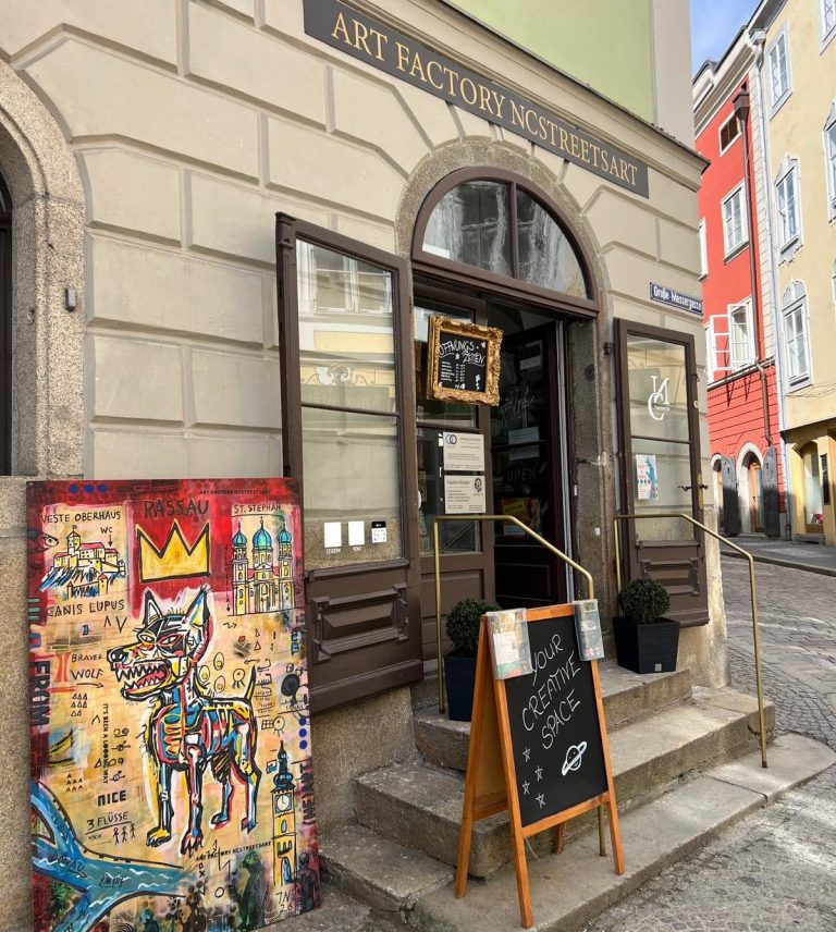 Der Eingangsbereich der bekannten Kunstgalerie in der Altstadt von Passau.