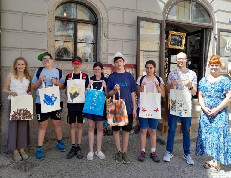 Der internationale Künstler Johannes Nathanael Straßer präsentiert zwei neue Gemälde in der Galerie.
