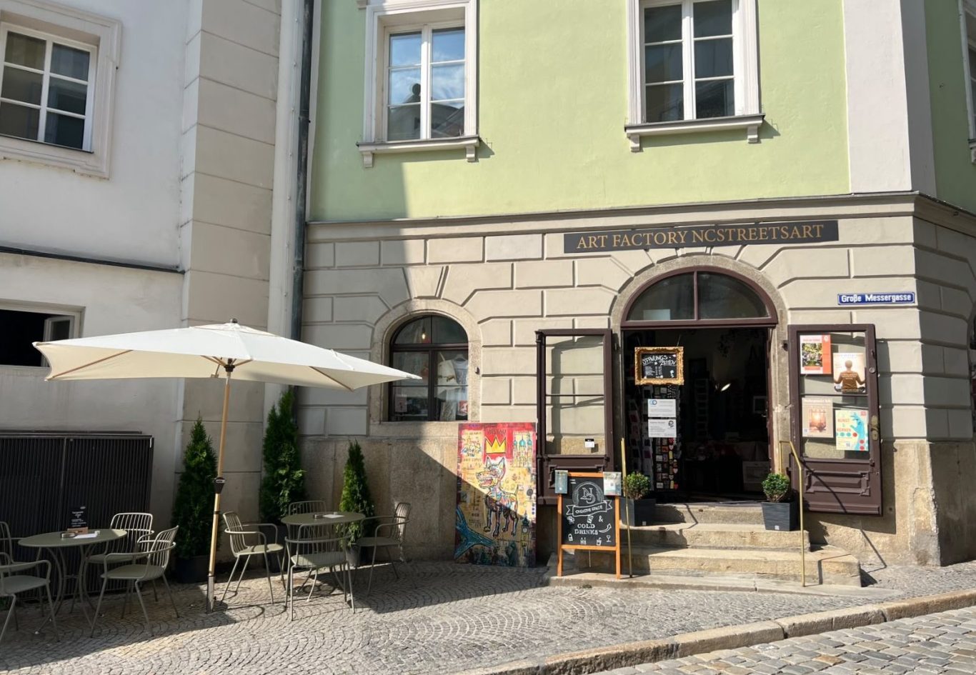 Besondere Events in der Art Factory ncstreetsart Zwei Mädchen feiern Kunstnacht mit Sonnenblume und dem Spruch "Mädchenpower!"