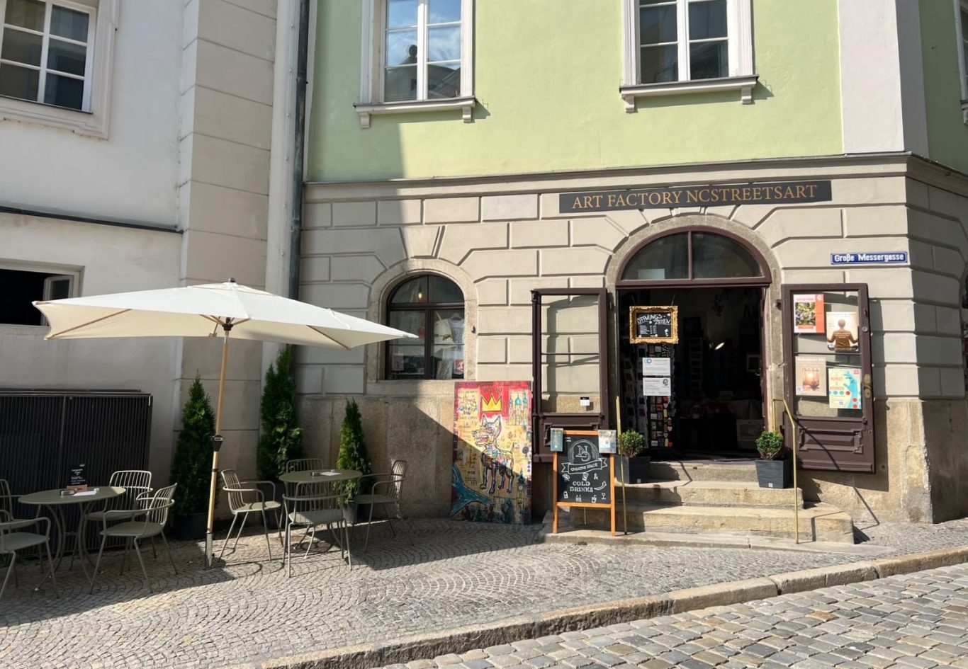 Zwei Mädchen feiern Kunstnacht mit Sonnenblume und dem Spruch "Mädchenpower!"