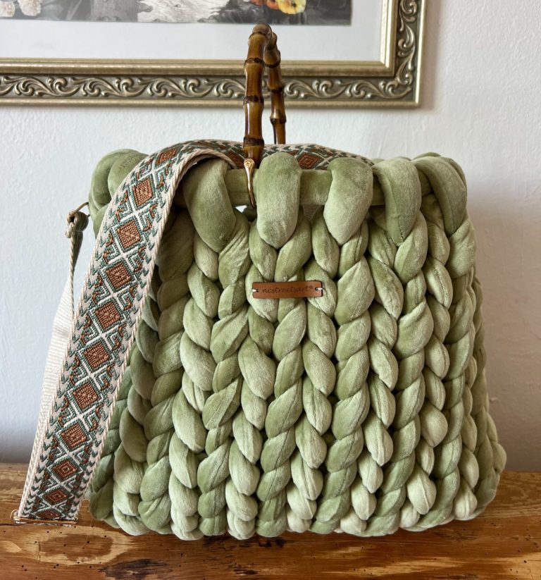 Trendige Handtasche bei der Art Factory ncstreetsart Passau Grüne, modische Handtasche mit geflochtenem Design und verziertem Schulterriemen.